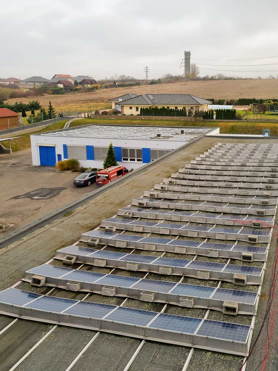 Instalace fotovoltaické elektrárny o výkonu 100 kWp.